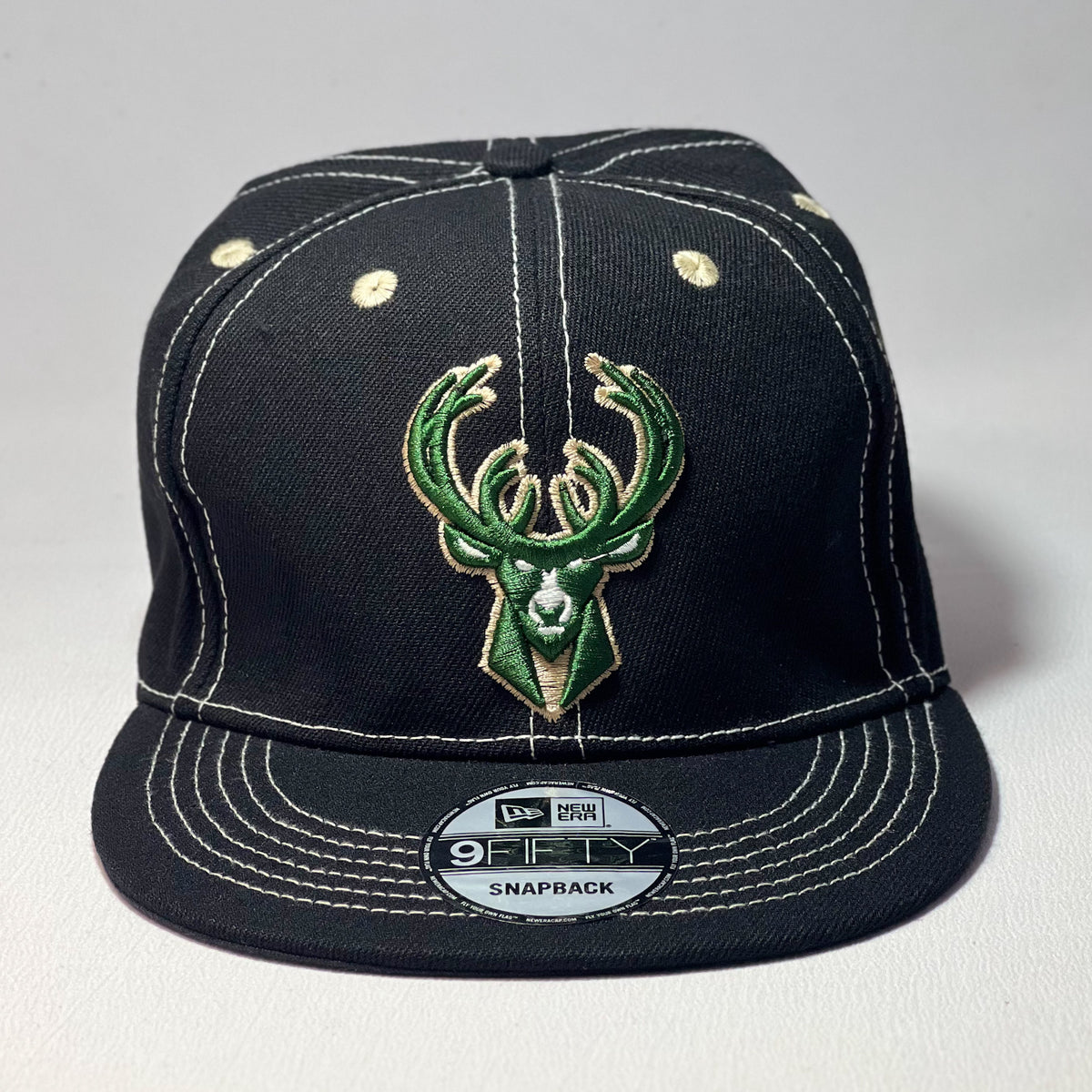 NEW ERA 9FIFTY MILWAUKEE BUCKS WHITI STITCHING