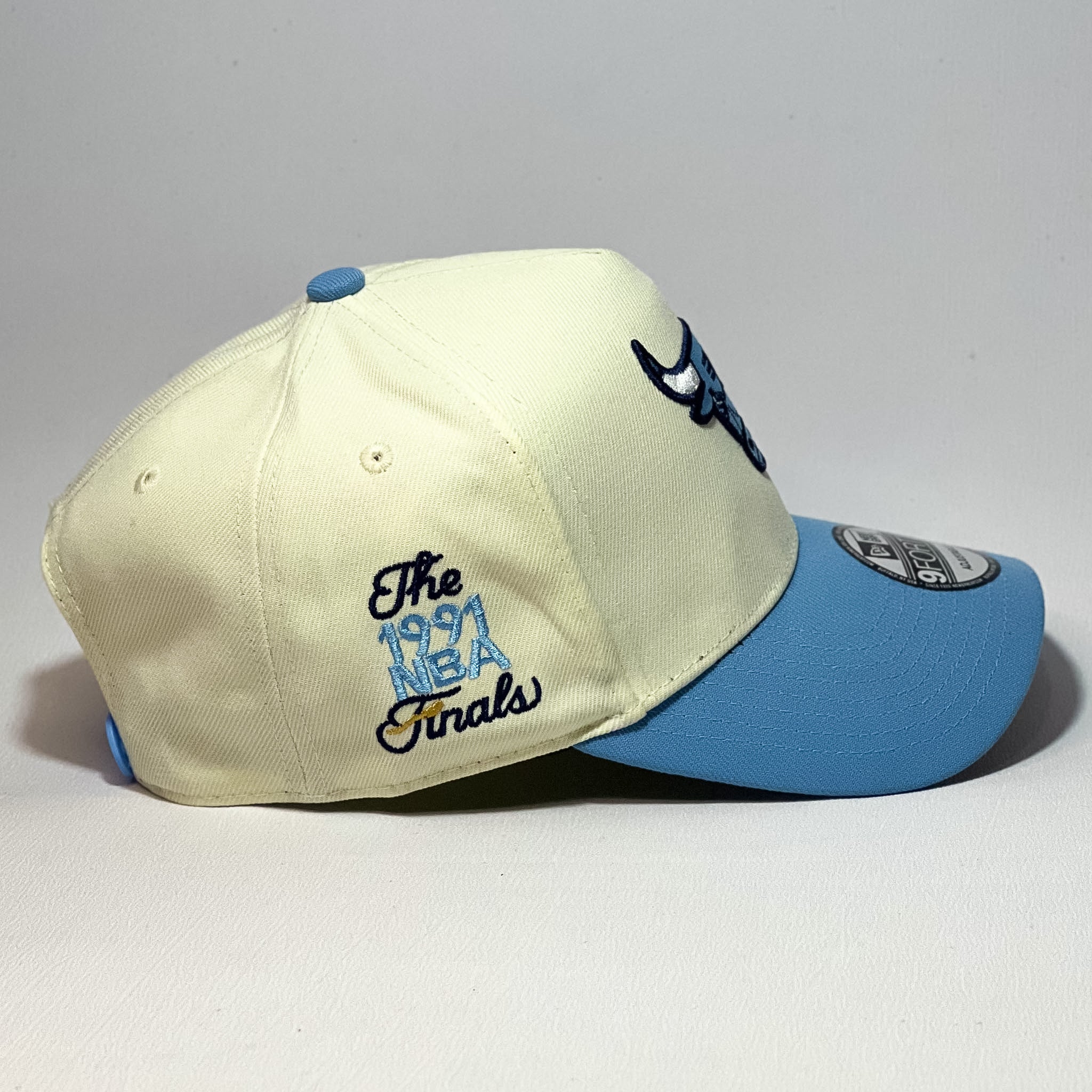 NEW ERA 9FORTY A-FRAME CHICAGO BULLS BEIGE/ UNIVERSITY BLUE