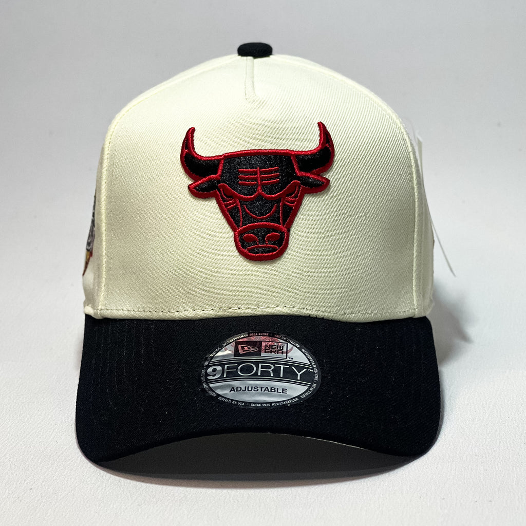 NEW ERA 9FORTY A-FRAME CHICAGO BULLS BEIGE/ BALCK RED OUTLINED