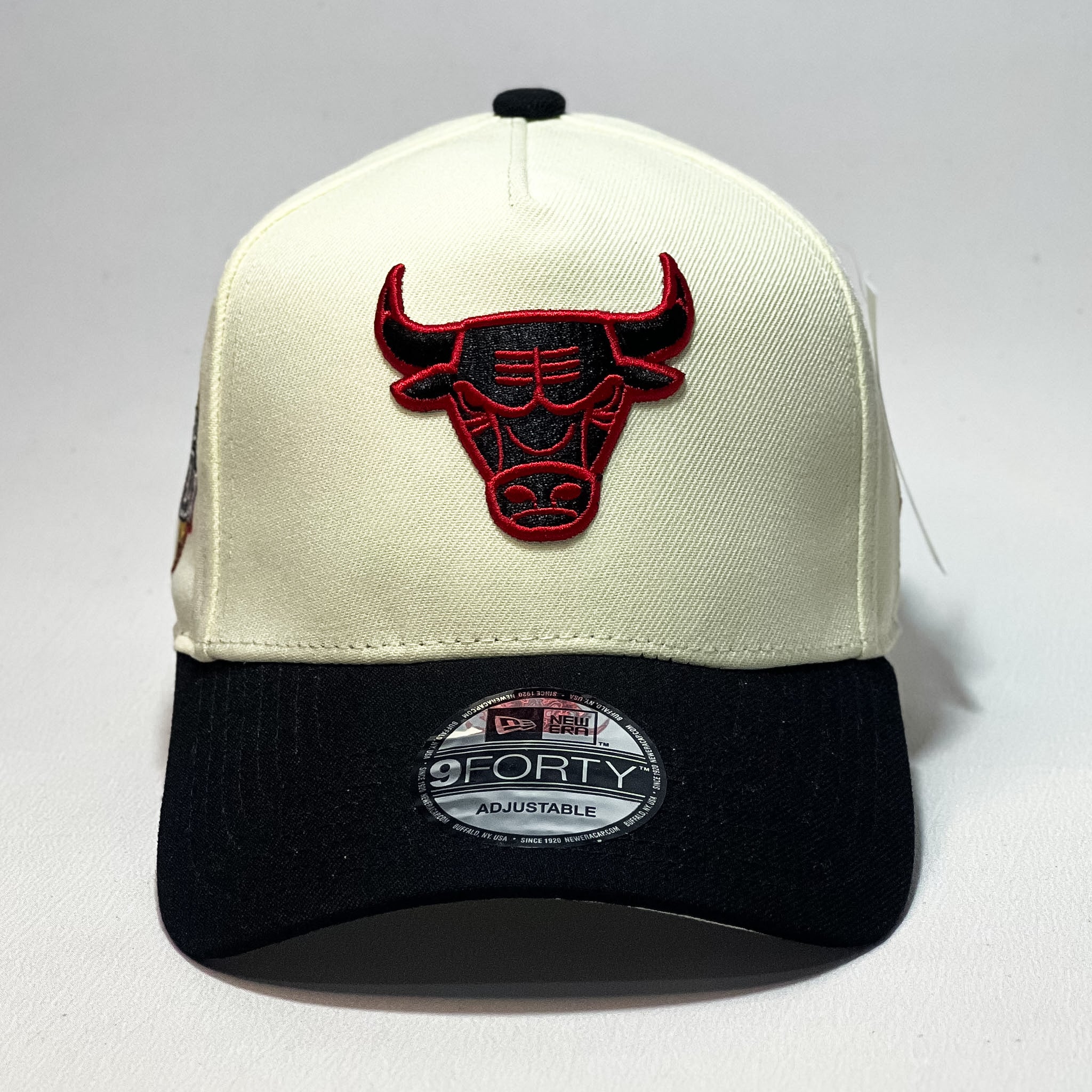 NEW ERA 9FORTY A-FRAME CHICAGO BULLS BEIGE/ BALCK RED OUTLINED