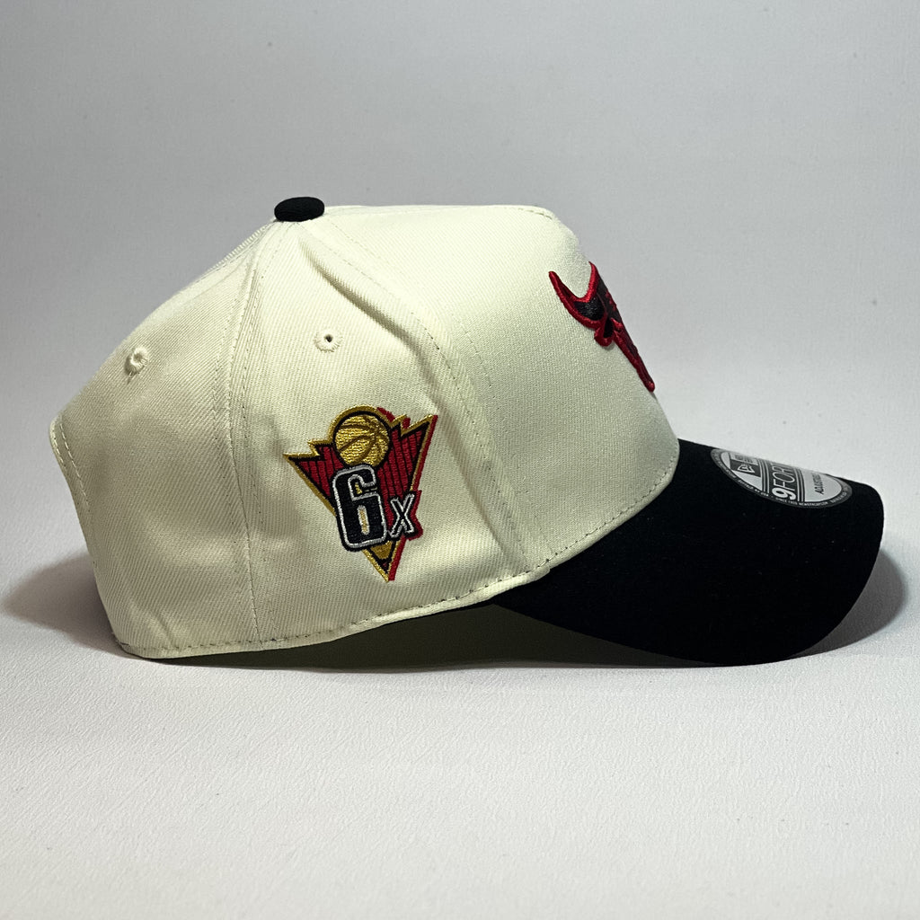 NEW ERA 9FORTY A-FRAME CHICAGO BULLS BEIGE/ BALCK RED OUTLINED