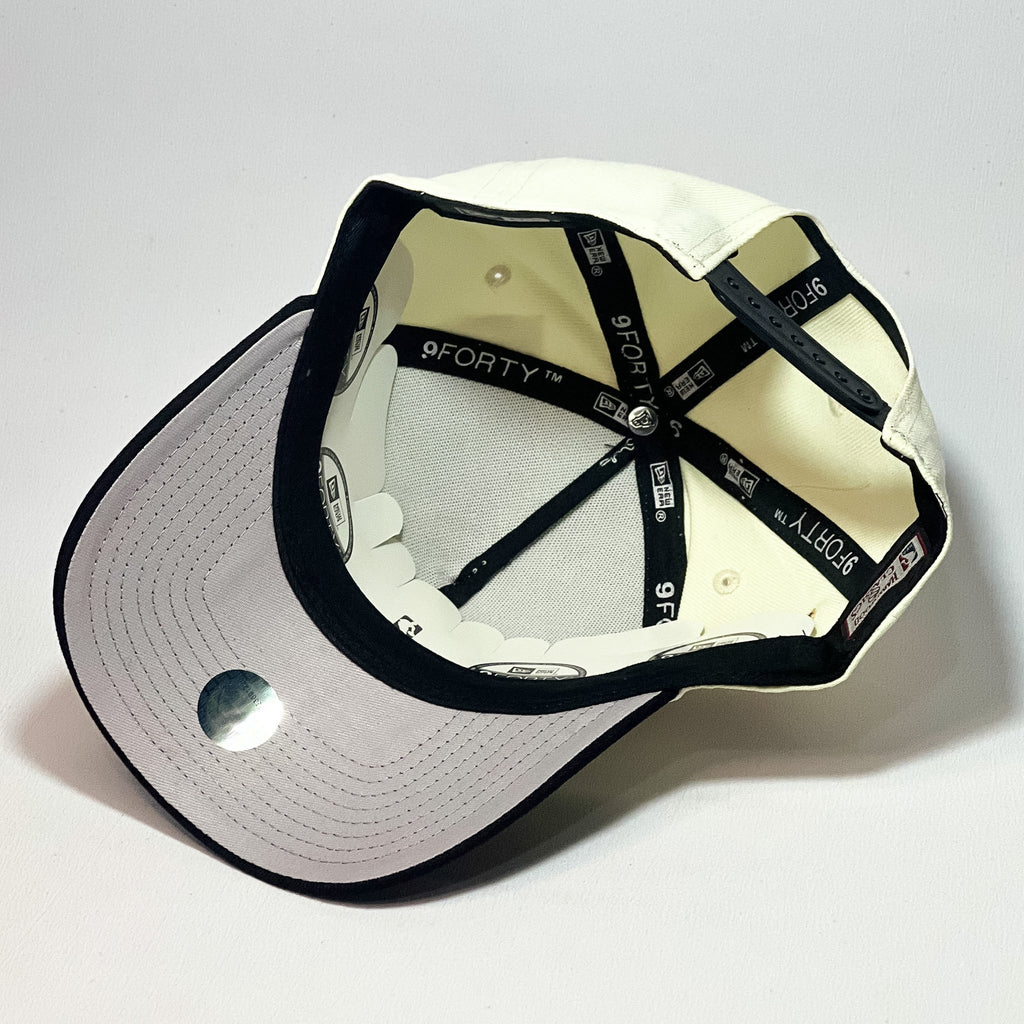 NEW ERA 9FORTY A-FRAME CHICAGO BULLS BEIGE/ BALCK RED OUTLINED