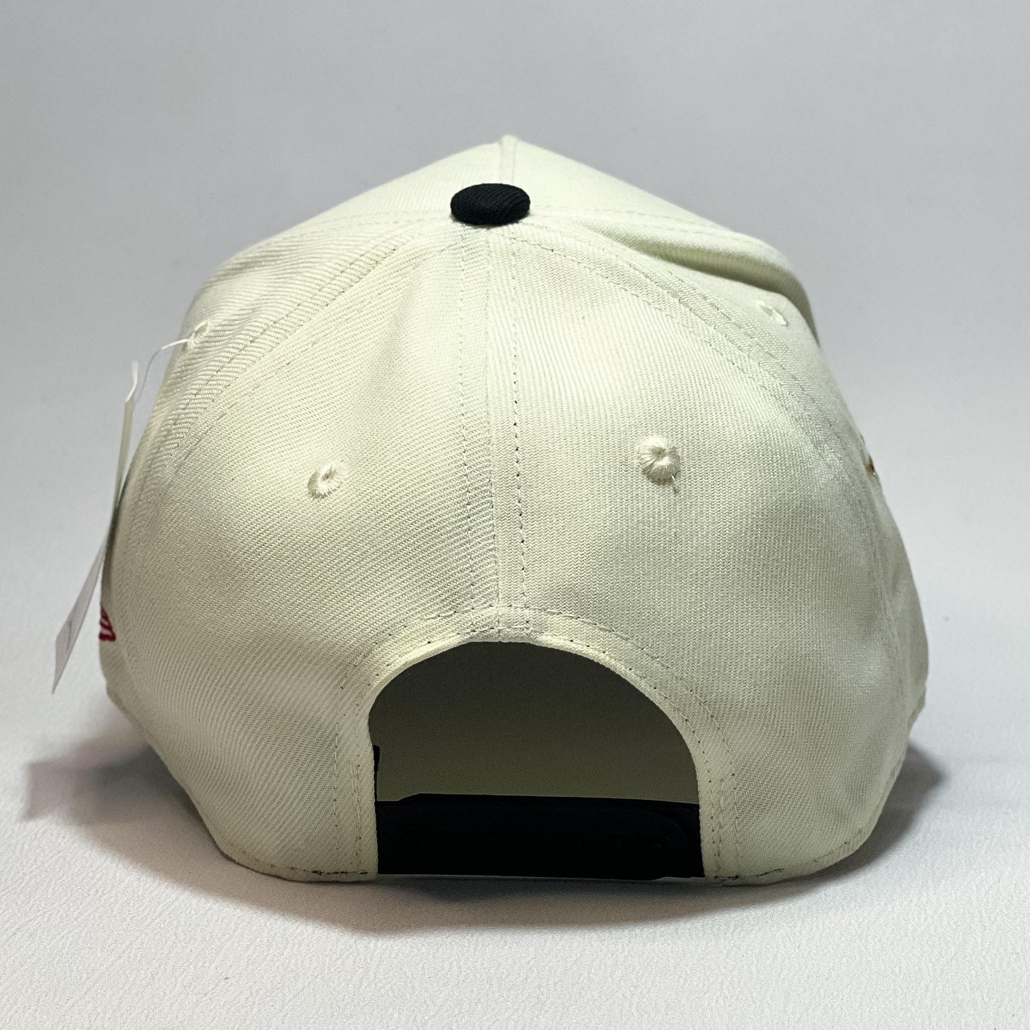 NEW ERA 9FORTY A-FRAME CHICAGO BULLS BEIGE/ BALCK RED OUTLINED