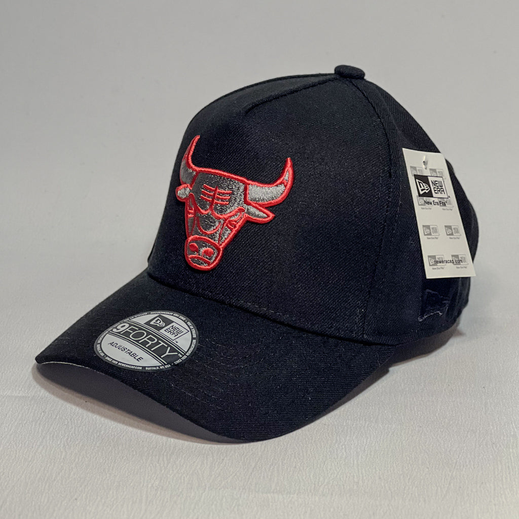 NEW ERA 9FORTY A-FRAME CHICAGO BULLS ROUND PATCH BLACK/ RED