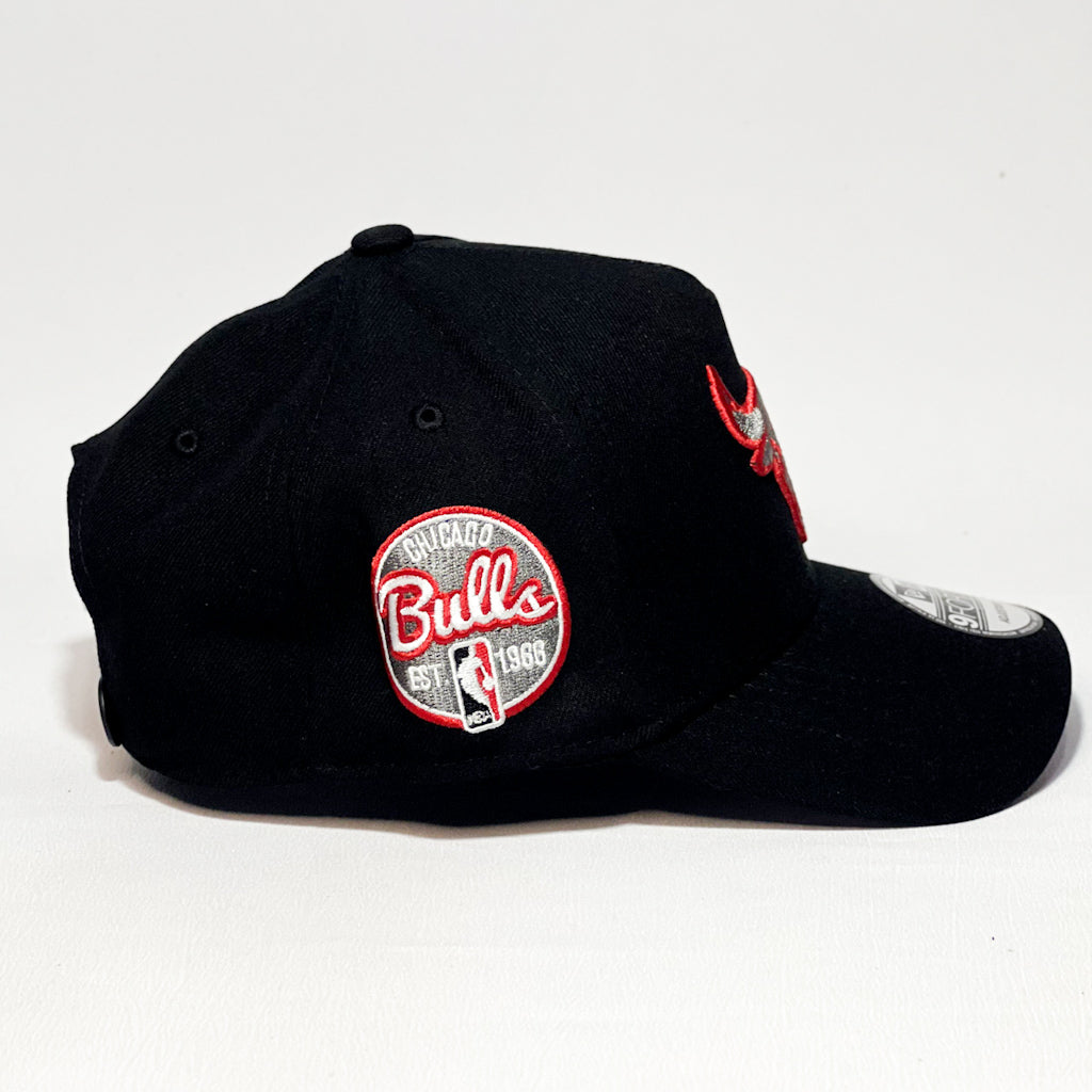 NEW ERA 9FORTY A-FRAME CHICAGO BULLS ROUND PATCH BLACK/ RED