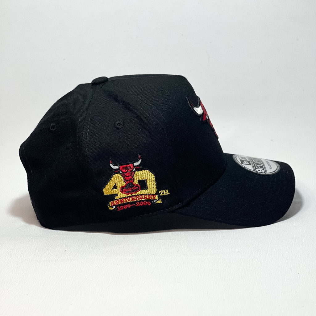 NEW ERA 9FORTY A-FRAME CHICAGO BULLS ANNIVERSARY PATCH BLACK/ RED